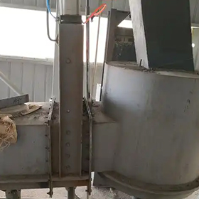 Slide gate valves for conveyorbelt feeding