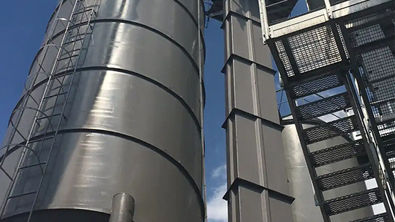 The working principle of NE plate chain bucket elevator is that the moving parts (chain and bucket) rotate around the upper drive sprocket and the lower tail sprocket.
