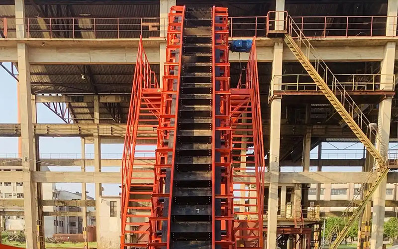 A corrugated sidewall belt conveyor