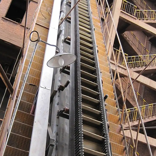 Large inclination sidewall belt conveyor