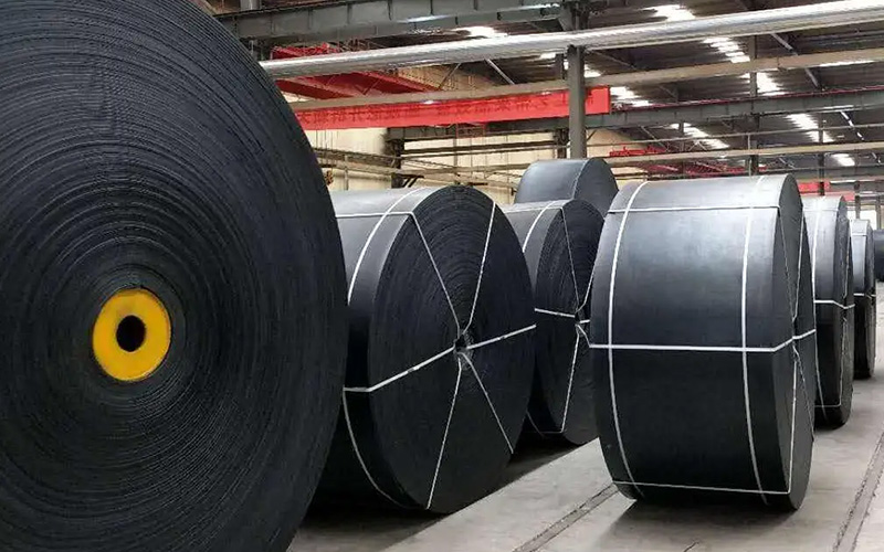 Standard rubber conveyor belt with thick wear resistant cover for aggregate transportation