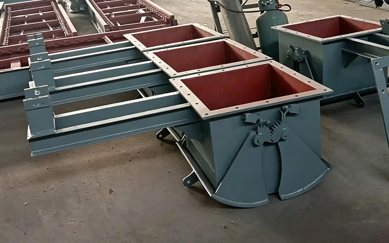 Dual-Blade Clamshell Gate